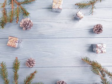 Noel ağacı dalı, tahta arka planda Noel oyuncağı