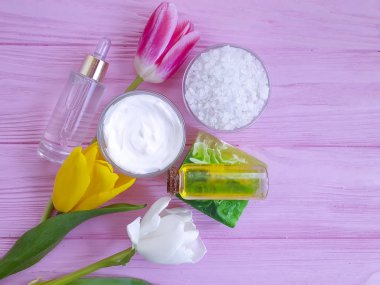 sabun, kozmetik krem, ahşap arka planda yağlı lale çiçeği