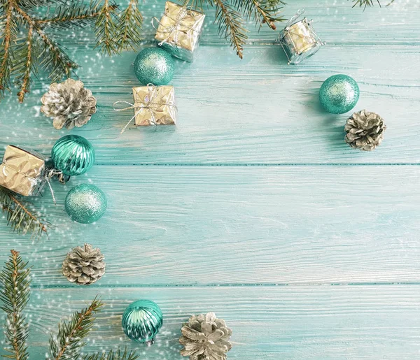 クリスマスツリーの枝 木製の背景にクリスマスのおもちゃ — ストック写真