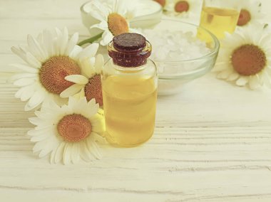 ahşap arka plan üzerinde kozmetik krem, papatya çiçek yağı