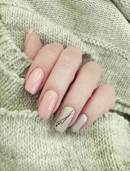 Damska Ręka Piękny Manicure Dzianiny Stylowy Design — Zdjęcie stockowe