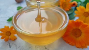 beton arka plan üzerinde taze bal çiçeği calendula