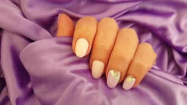 Kadın eli. Güzel manikür ipeği. Modern kumaş.