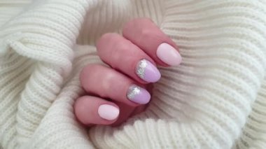 Kadın eli, güzel manikür süveter, yavaş çekim.