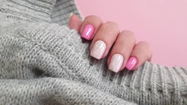 Suéter Manicura Hermosa Mano Femenina Cámara Lenta — Vídeos de Stock