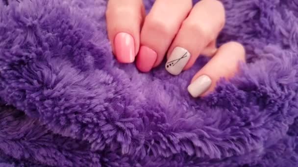 Kobieta Ręka Piękny Manicure Sweter Zwolnione Tempo — Wideo stockowe