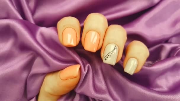 Mano Femenina Hermosa Manicura Seda Cámara Lenta — Vídeos de Stock