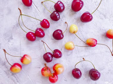 Beton zemin üzerinde taze kirazlar