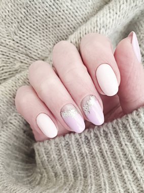 Kadın eli güzel, şık manikür süveter.