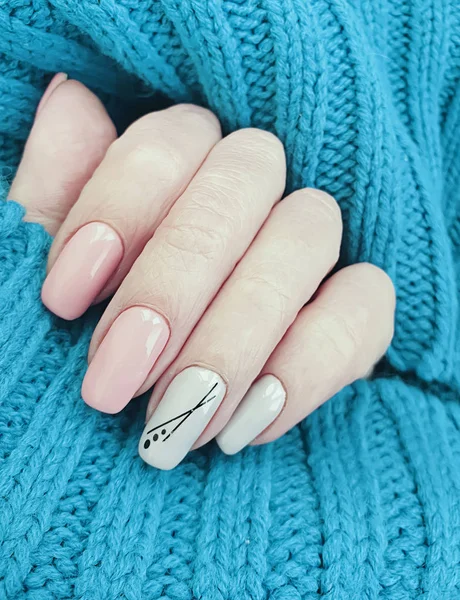 Vrouwelijke Hand Mooie Stijlvolle Manicure Trui — Stockfoto