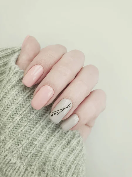 Vrouwelijke Hand Mooie Stijlvolle Manicure Trui — Stockfoto