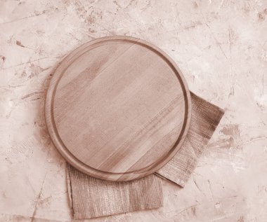 beton zemin üzerinde yuvarlak tahta