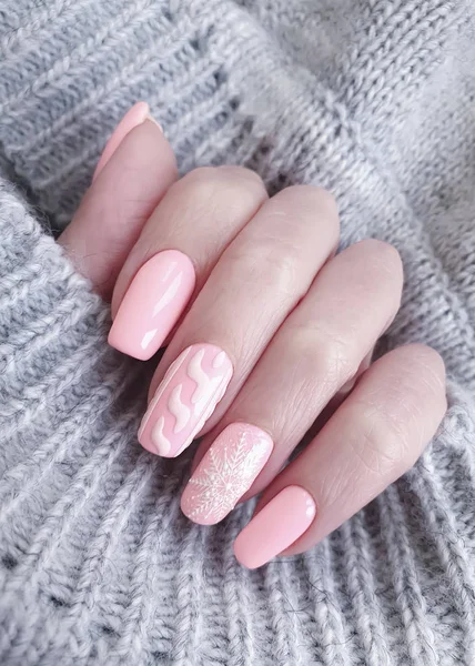 Mano Femenina Hermoso Suéter Manicura Con Estilo —  Fotos de Stock