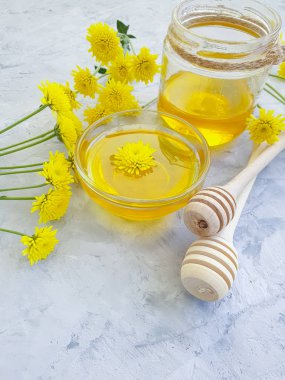 Taze bal, gri çimento arka planda sarı çiçek