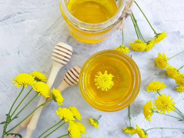 Miel Fresca Flor Amarilla Sobre Fondo Gris Hormigón —  Fotos de Stock