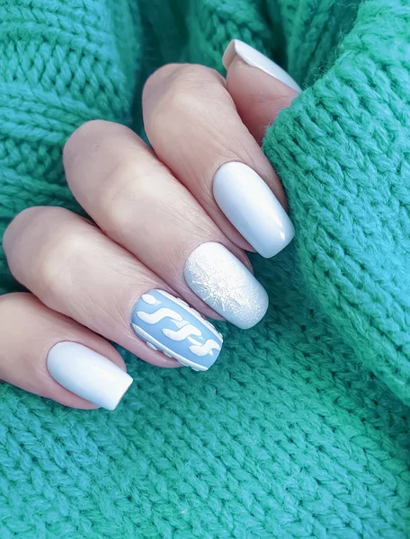 Kobieta Ręka Piękny Manicure Sweter — Zdjęcie stockowe