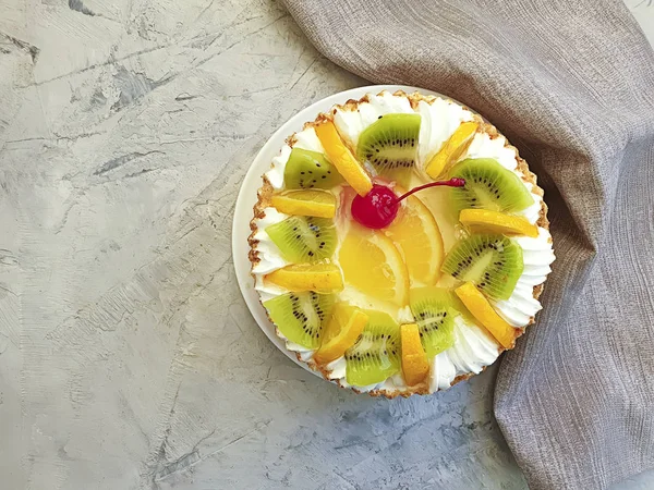 Gâteau Aux Fruits Sur Fond Béton — Photo
