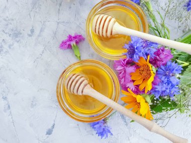 beton arka plan üzerinde taze bal çiçeği calendula