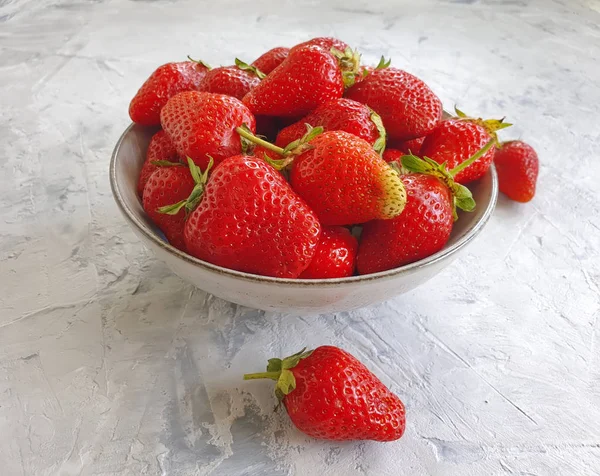 Fresh Strawberries Plate Concrete Background — Stock Photo, Image