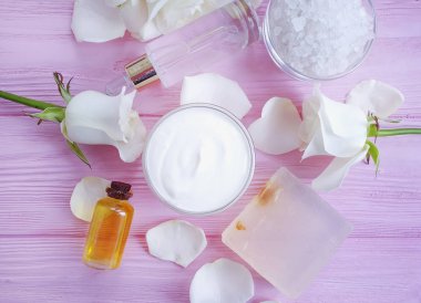 Kozmetik krem, gül çiçeği, ahşap arka planda sabun