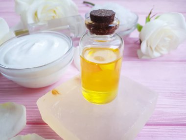 Kozmetik krem, gül çiçeği, ahşap arka planda sabun