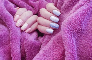 Kadın eli. Güzel manikür kazak.