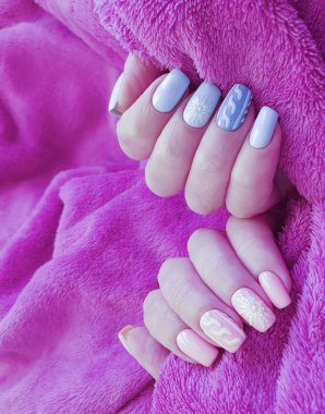 Kadın eli. Güzel manikür kazak.