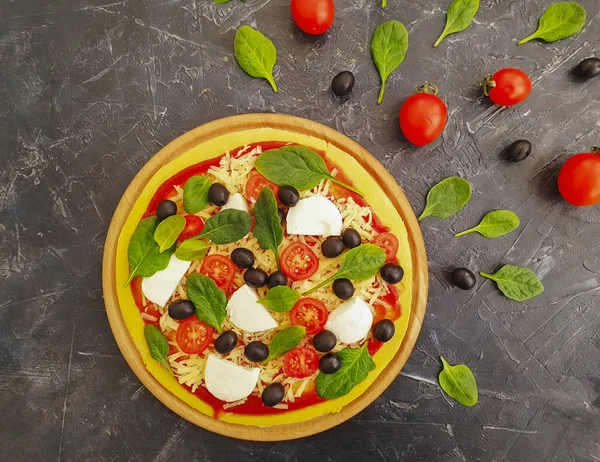 Пицца Помидорами Сыром Оливками Бетонном Фоне — стоковое фото