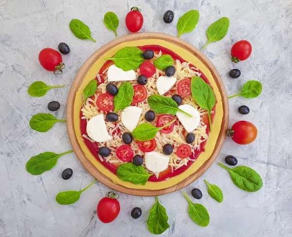 Пицца Помидорами Сыром Оливками Бетонном Фоне — стоковое фото