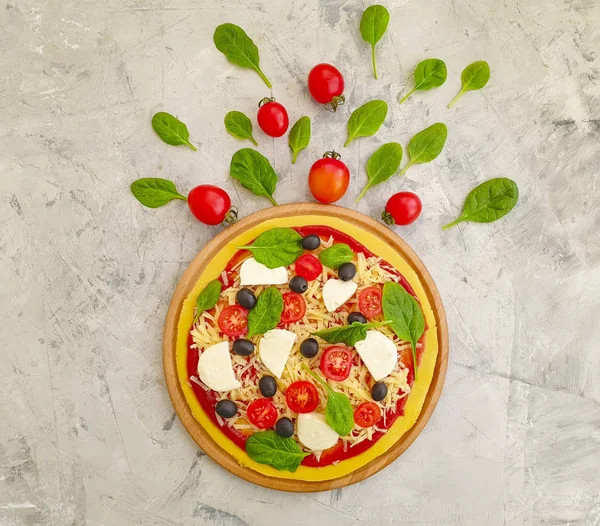 Pizza Com Tomates Queijo Azeitonas Fundo Concreto — Fotografia de Stock