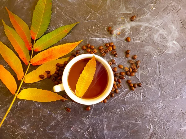 Tasse Kaffee Herbstblatt Auf Betongrund — Stockfoto