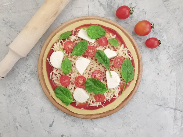 Pizza Tomaten Oliven Auf Betongrund — Stockfoto