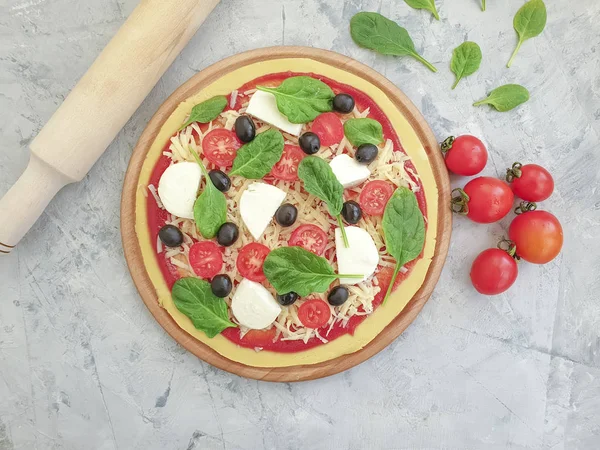 Пицца Помидоры Оливки Бетонном Фоне — стоковое фото