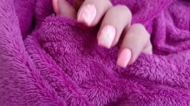 Kadın eli. Güzel manikür kazak.