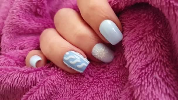 Kobieta Ręka Piękny Manicure Sweter — Wideo stockowe