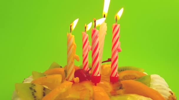 Kerzenkuchen Auf Farbigem Hintergrund — Stockvideo
