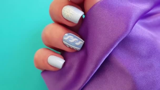 Vrouwelijke Hand Mooie Manicure Zijde Stof Elegantie — Stockvideo