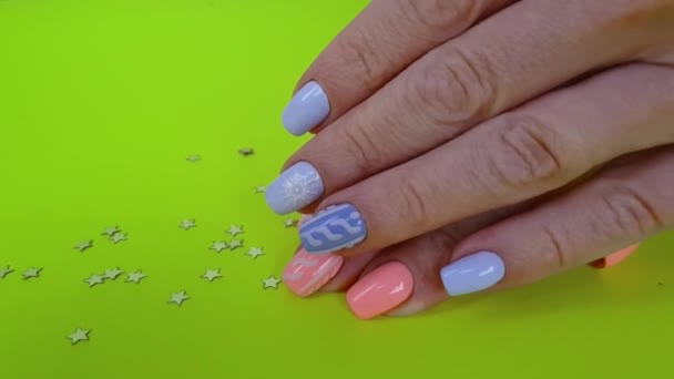 Mão Feminina Bela Manicure Fundo Colorido — Vídeo de Stock