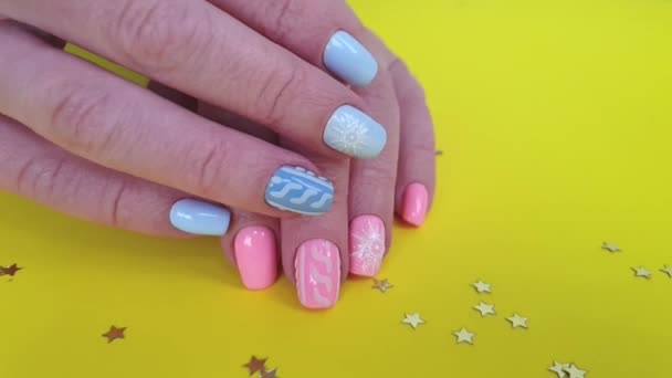 Manicura Hermosa Mano Femenina Sobre Fondo Color — Vídeo de stock