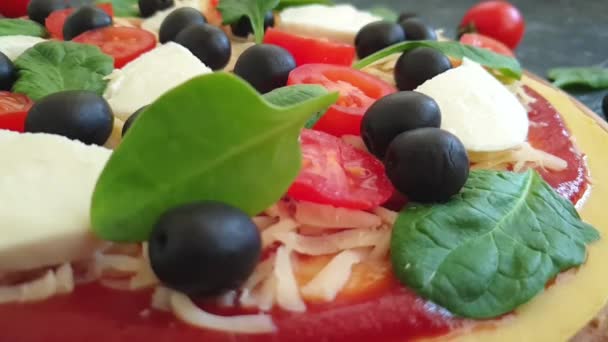 Pizza Tomaten Oliven Auf Betongrund — Stockvideo