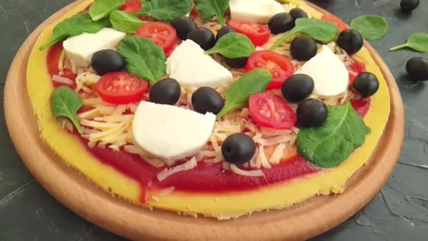 Pizza Tomaten Olijven Beton Achtergrond Voorbereiding — Stockvideo
