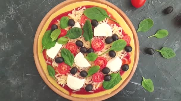 Pizza Tomates Aceitunas Sobre Fondo Hormigón Preparación — Vídeo de stock