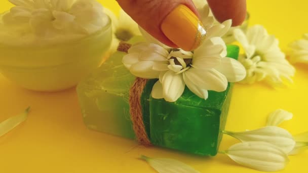 Savon Cosmétique Fleur Chrysanthème Sur Fond Coloré — Video