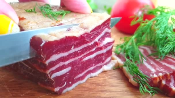 Lardo Tagliato Con Coltello Una Tavola Legno — Video Stock