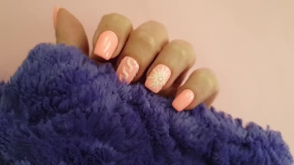 Kobieta Ręka Piękny Manicure Sweter — Wideo stockowe