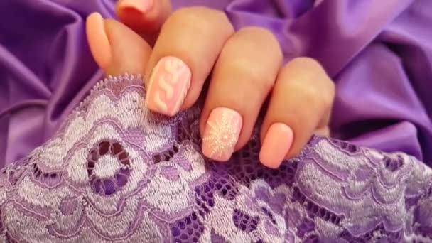 Mano Femenina Hermosa Manicura Tela Seda — Vídeos de Stock