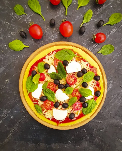 Пицца Помидоры Оливки Бетонном Фоне — стоковое фото