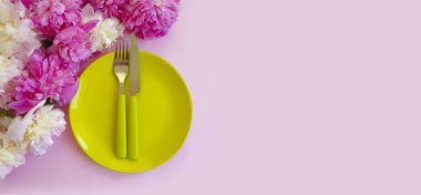 Renkli bir arka planda çiçek şakayığı