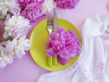 Renkli bir arka planda çiçek şakayığı