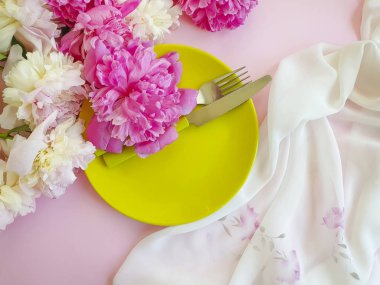 Renkli bir arka planda çiçek şakayığı